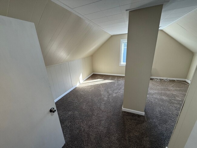 Building Photo - Duluth MN 3-Bedroom - 3-Bath Single Family Home with Garage