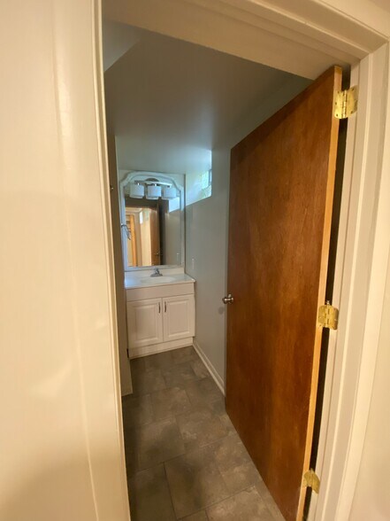 Basement bathroom - 2534 Oliver Rd