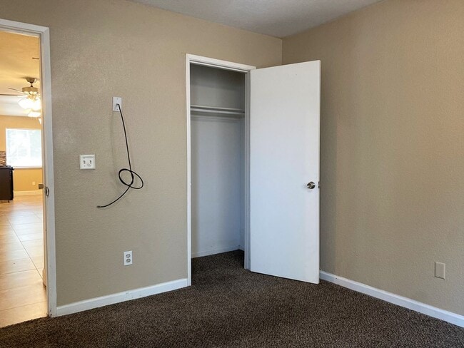 Building Photo - Cute home with fenced yard and driveway. A...