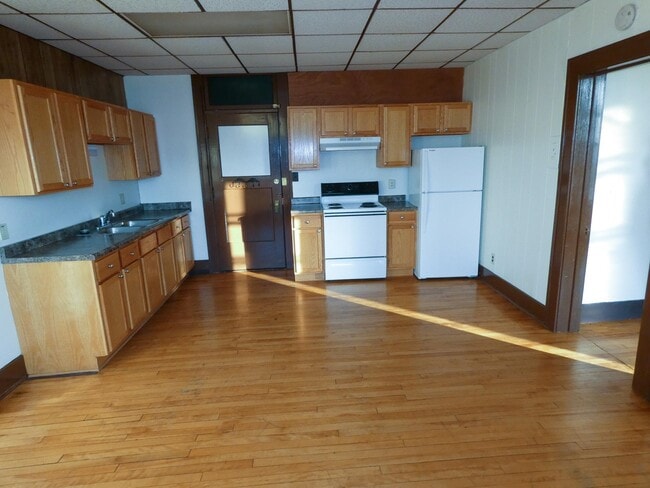 Building Photo - 15 E Main St