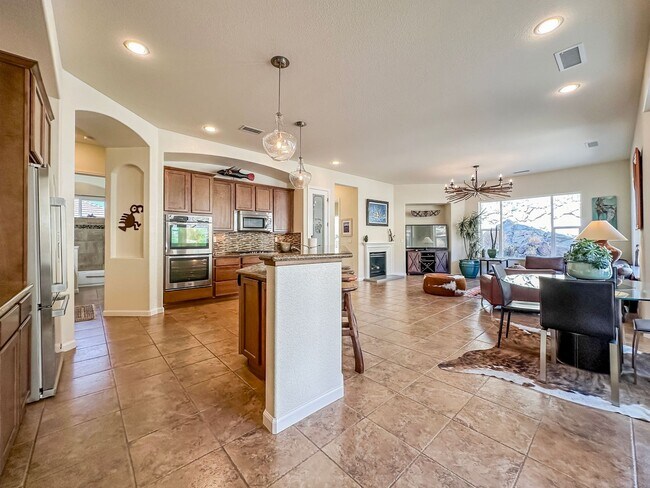 Building Photo - Executive Home in Hidden Valley