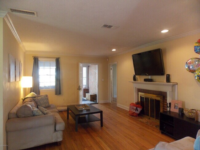 Building Photo - 1694 Geraldine Dr