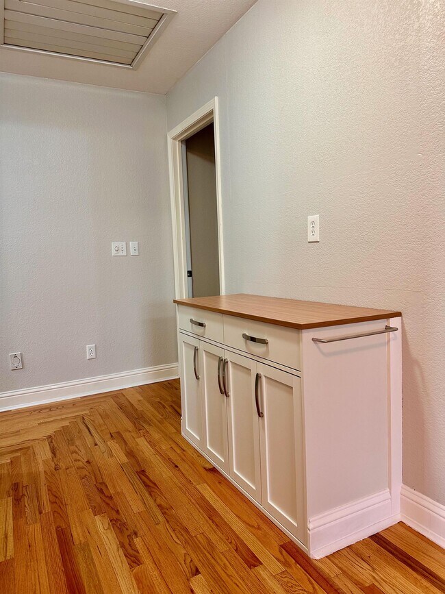 Building Photo - 148 Castlemont Dr