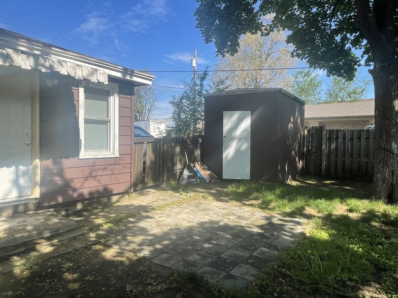 Storage shed in backyard - 315 Rose St