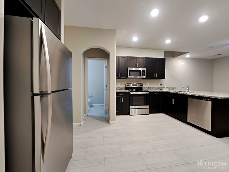 Building Photo - 12555 W Hummingbird Terrace