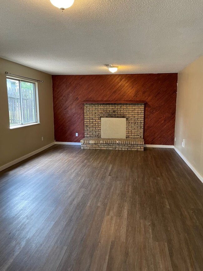 Building Photo - STUDENTS WELCOME! 5 Bedroom 3 Bathroom Sin...