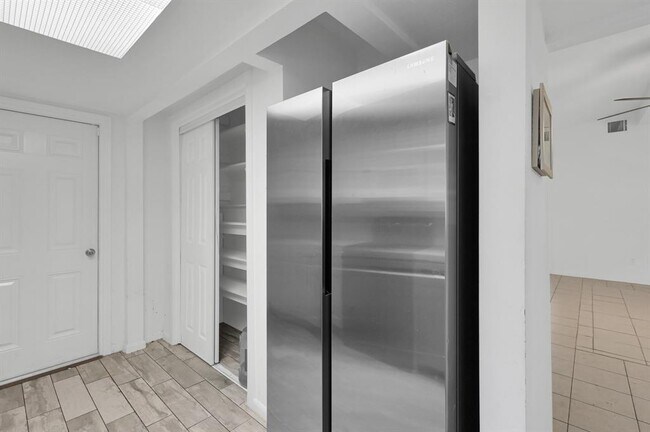 Building Photo - 3 W Woodtimber Ct