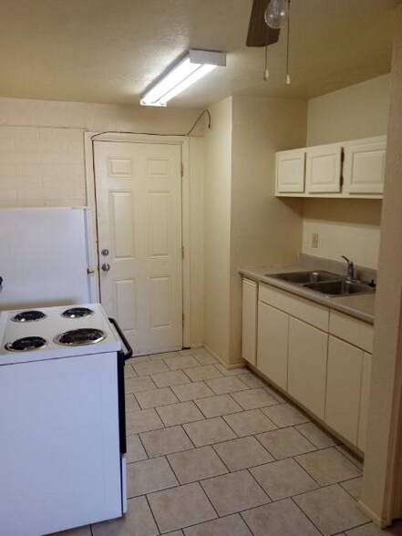 Building Photo - 4220 N Granada Dr