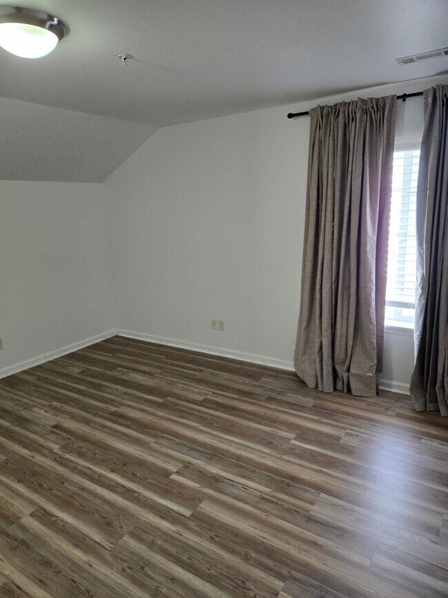 Building Photo - 129 Village Dr