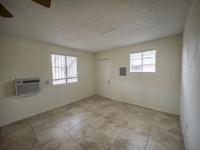 Building Photo - 1 bed and 1 bath located in Henderson!