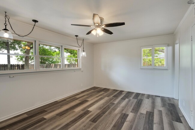 Building Photo - 2108 Granada Dr