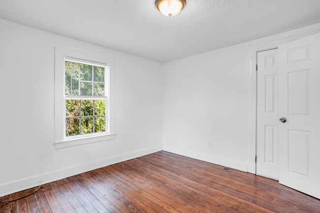 Building Photo - 906 E 39th St