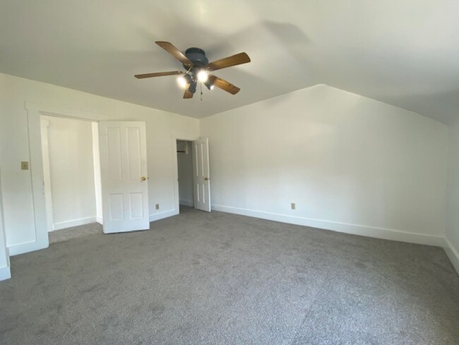 Building Photo - 3 Bedroom 1.5 Bathroom Unit Available in U...