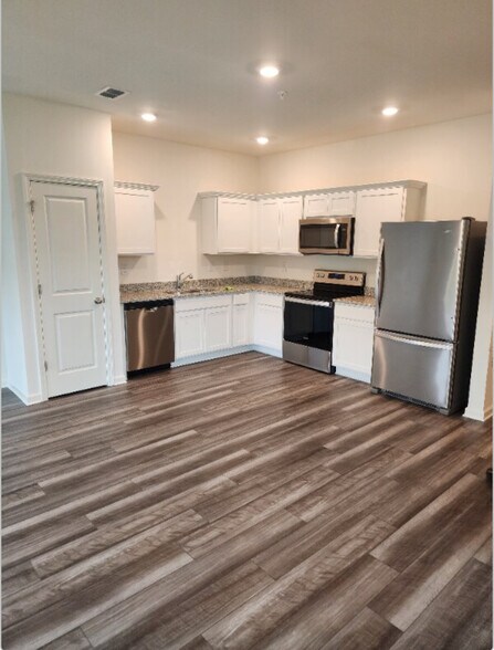 Building Photo - 581 Magnolia Cir