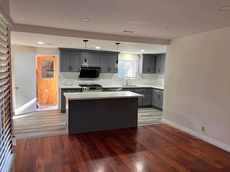 Building Photo - 848 E Northridge Ave