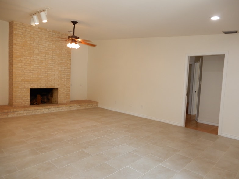 Building Photo - 609 N McColl Cir