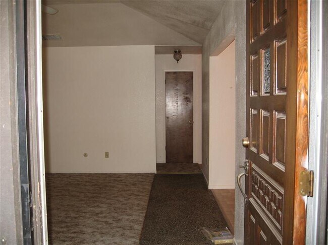 Building Photo - 5707 N Valentine Ave