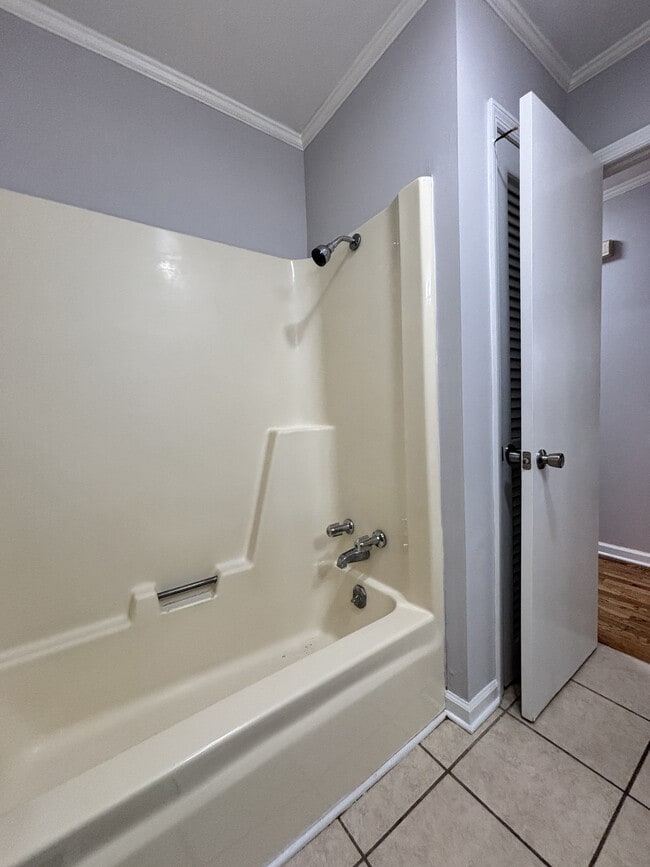 Building Photo - 2039 W Jefferson Pike