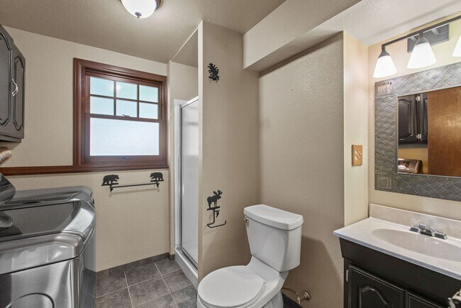 Building Photo - 4 bed, 2 bath, large yard available in Woo...