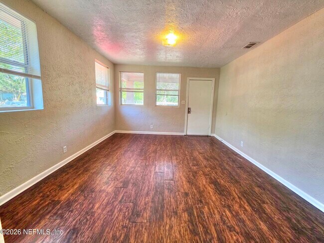 Building Photo - 916 W 25th St