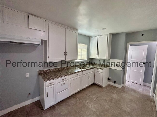 Building Photo - Charming 3 Bed/1 Bath in Home w/ RBP & Sec...