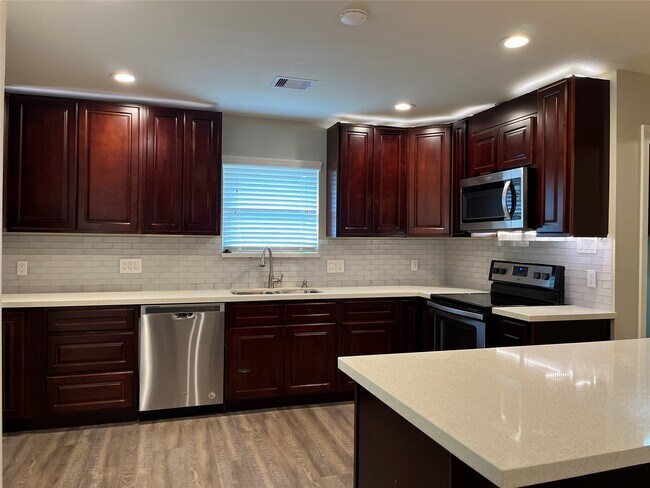 Building Photo - 304 S Shadowbend Dr
