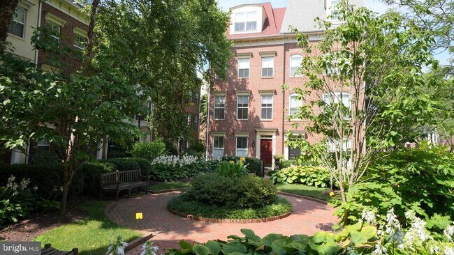 Building Photo - 722 Capitol Square Pl SW