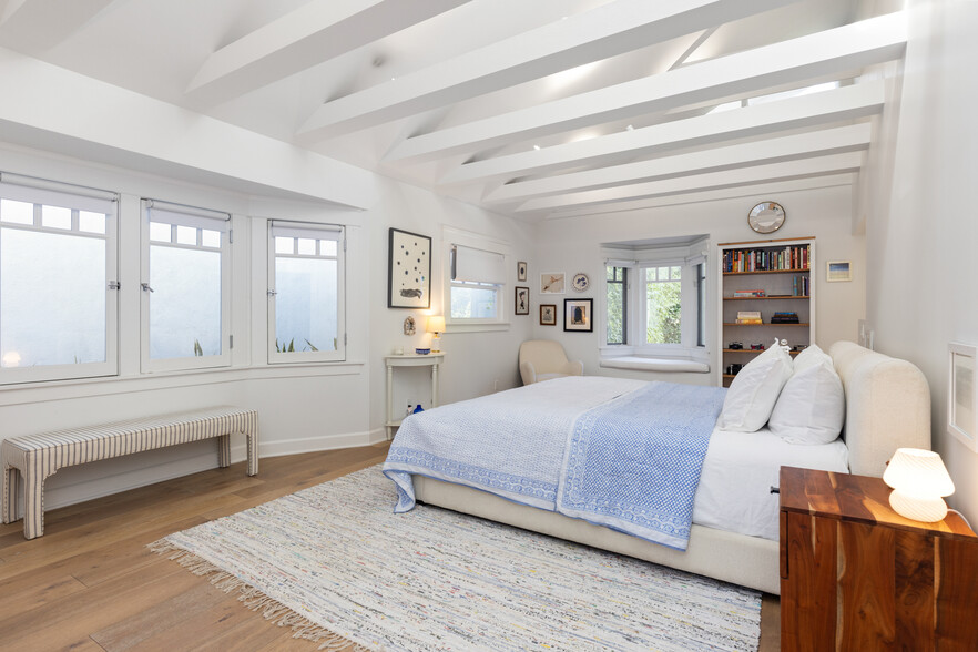 Building Photo - 241 Windward Ave