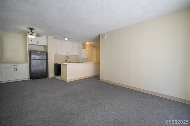 Building Photo - $2,500/mo / 2BR / 1BA • 755 SF • 1 Assigne...