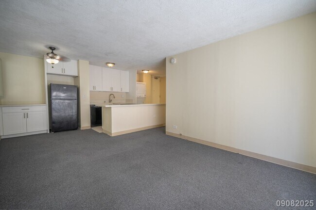 Building Photo - $3,200/mo / 2BR / 1BA • 755 SF • 1 Assigne...