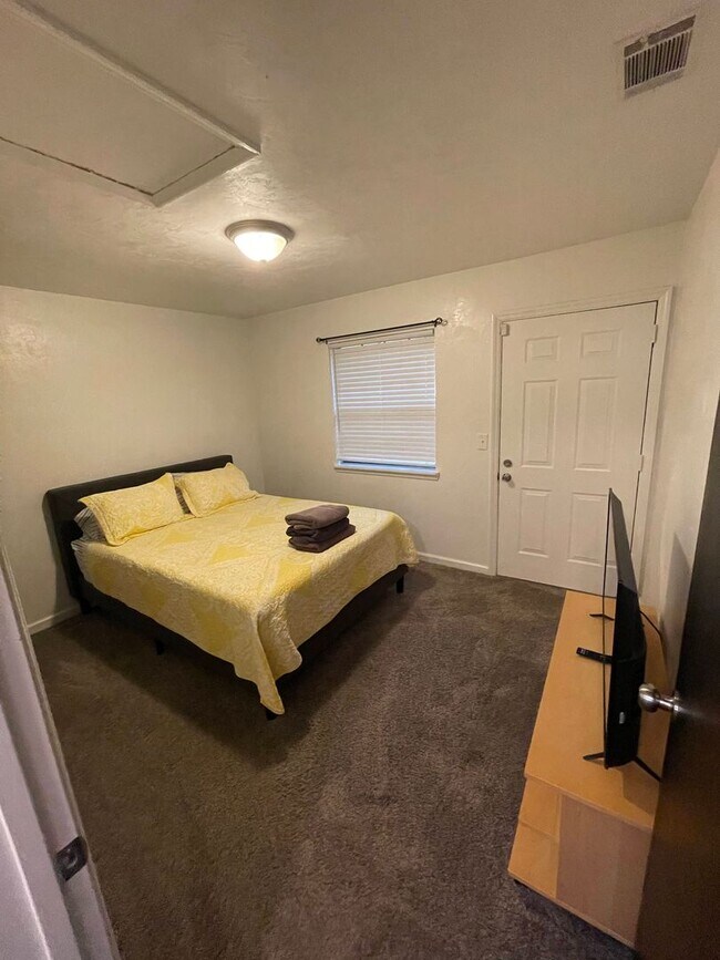 Building Photo - MOVE IN SPECIAL!! Super Cute 2 bedroom townhome!