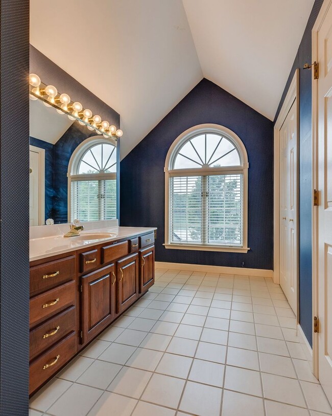 Building Photo - Experience lakefront living at its finest in the heart of East TN