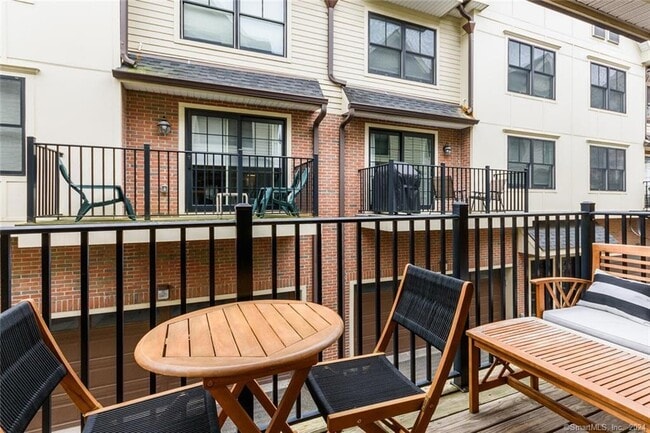 Building Photo - 109 Forest St