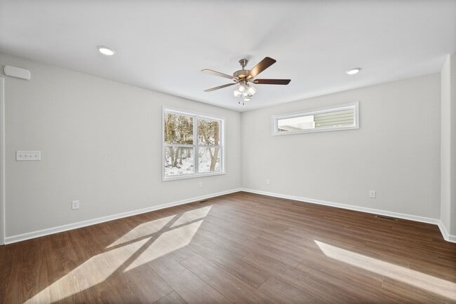 Building Photo - 839 Cumberland Dr