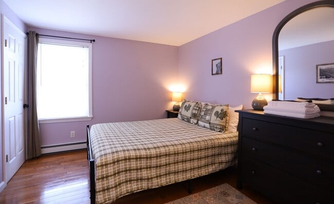Building Photo - FURNISHED 3 Bed Winter Seasonal Great Location! Available 11/1/26 - $2395/mo