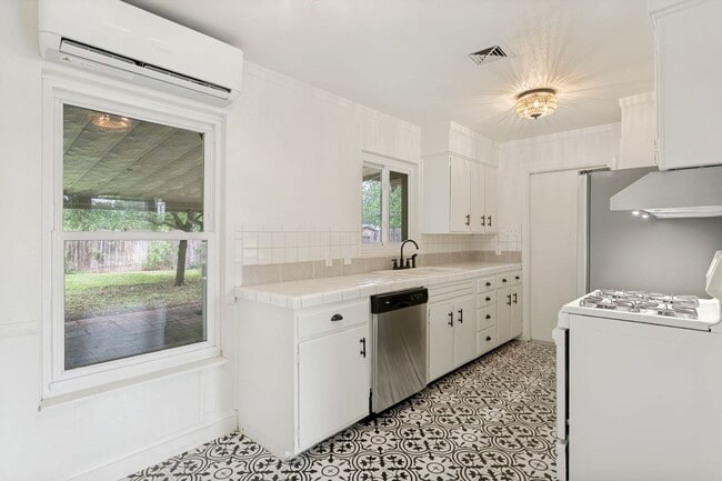 Building Photo - RENOVATED 2-BEDROOM HOME IN EAST TERRELL HILLS