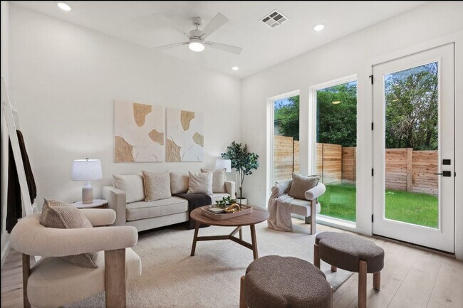 Building Photo - Room in Apartment on N Bluff Dr