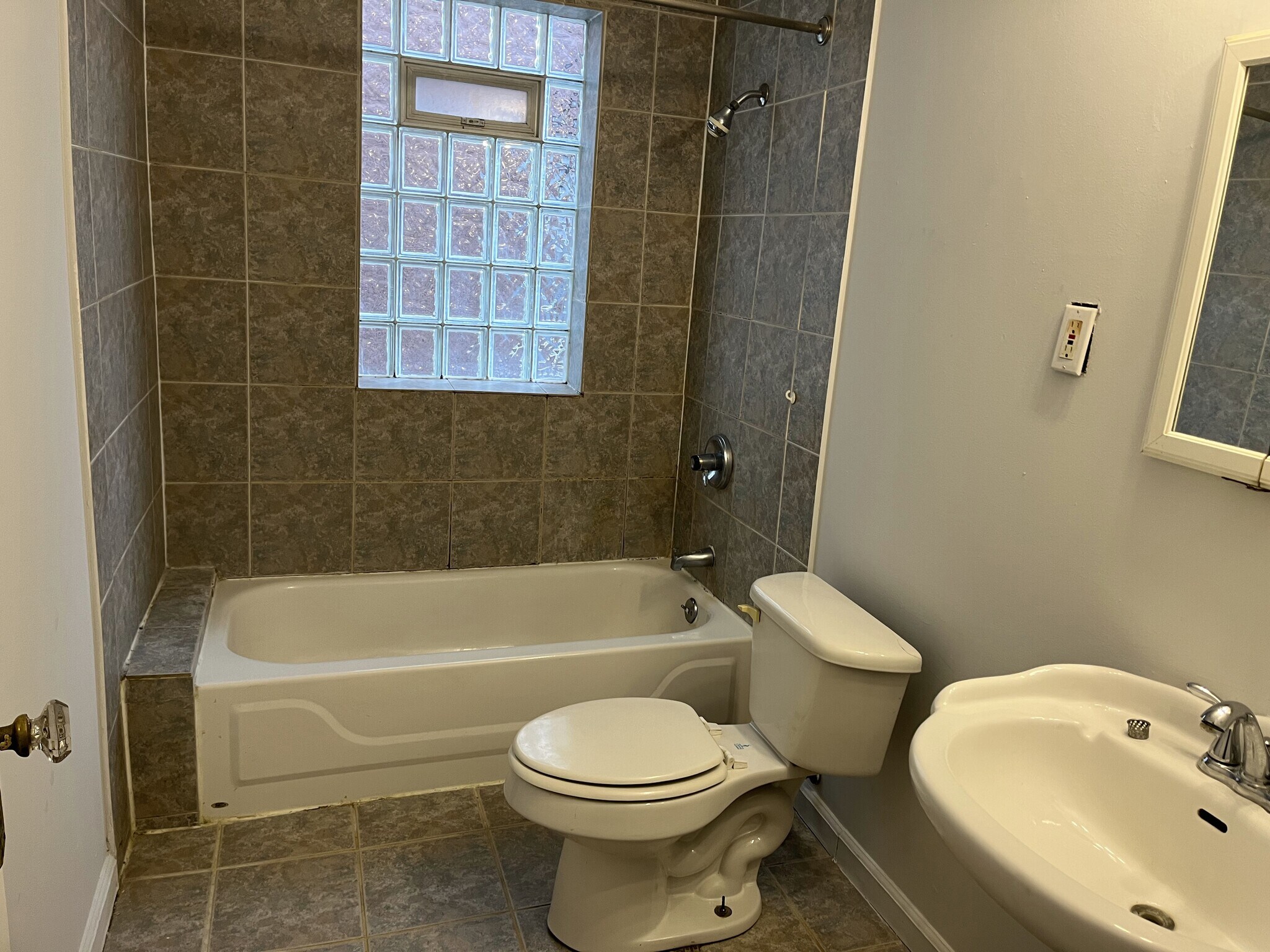 Building Photo - 911 W 9th St