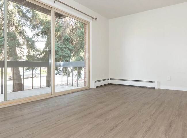 Building Photo - FALL PRE-LEASING! 3 Bed 1.5 Bath Condo on ...