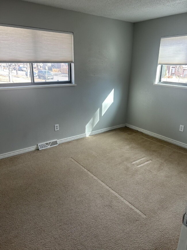 Building Photo - Available NOW! Cosy duplex in Potter Highlands!