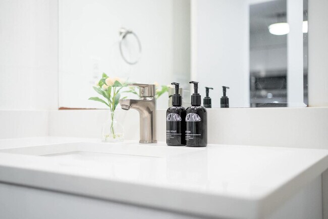 Building Photo - 1136 Crescent Ave NE