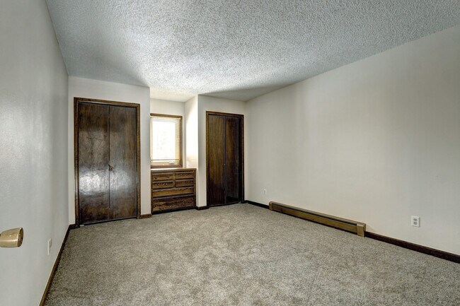 Building Photo - Unique, Rustic, and Spacious Living! Walk ...