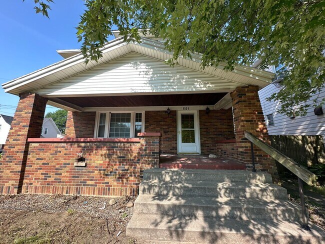 Building Photo - Gigantic 5 bedroom home on the NW side of ...