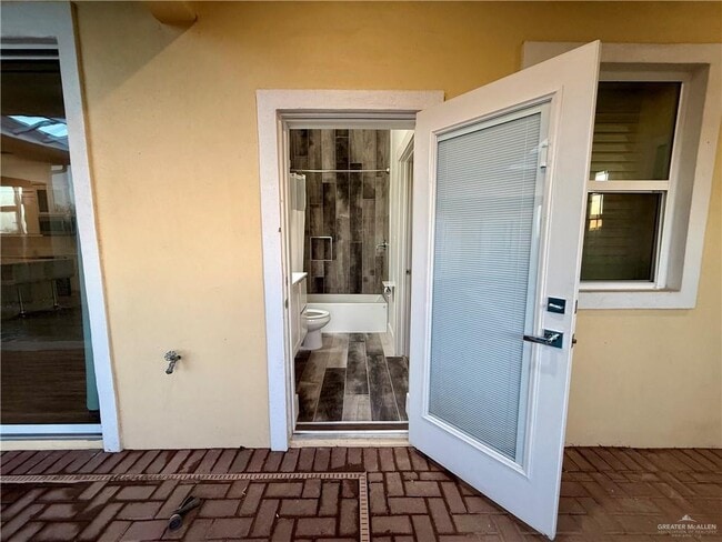 Building Photo - 25 Lago Washington