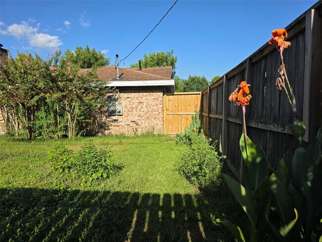 Building Photo - 11726 N Willow Cir