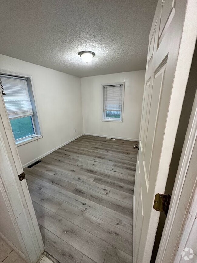 Building Photo - 4 Bedroom- Walking distance to BSU