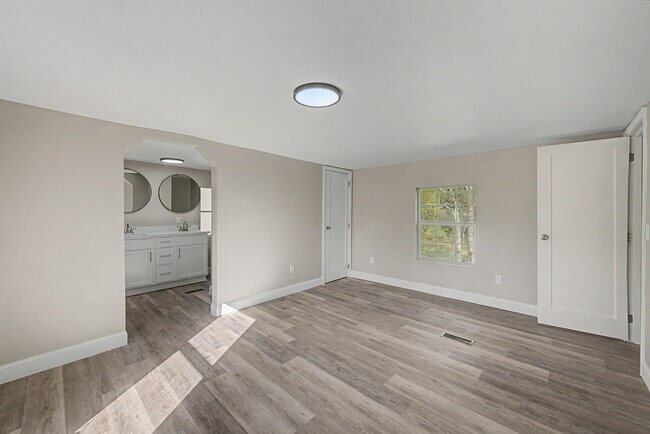 Building Photo - 512 W Bach Dr