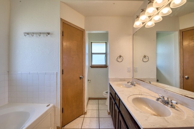 Building Photo - 1220 Eastridge Dr