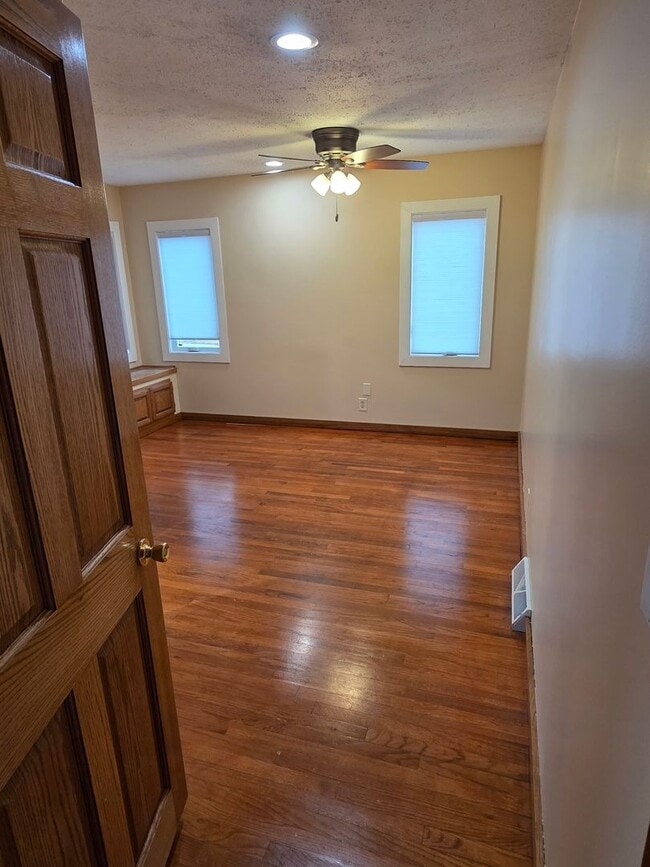 Building Photo - 4 Bedroom | 2 Bathroom | 1 car garage | Fully Fenced Yard | Great Location