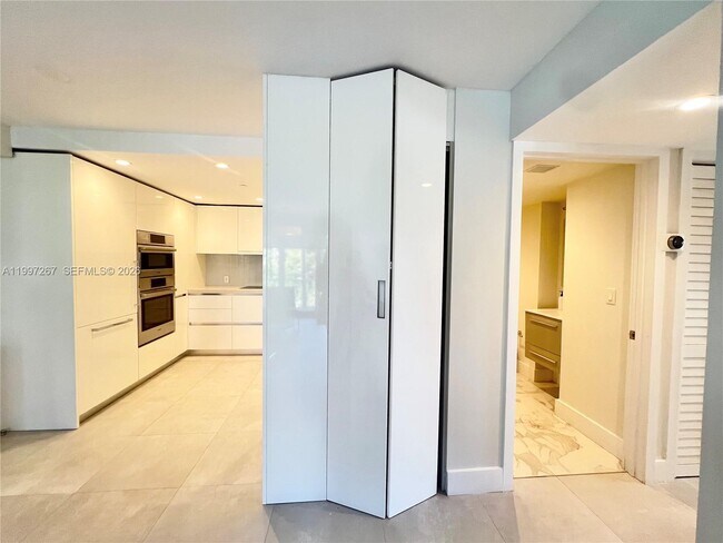 Building Photo - 7832 Collins Ave